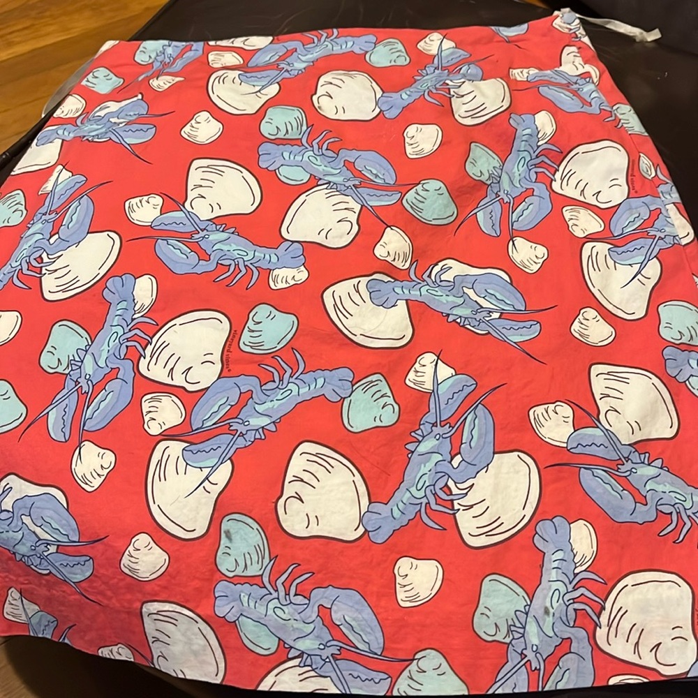 Vineyard Vines size 2. Perfect to wear to a summer clambake on the beach.